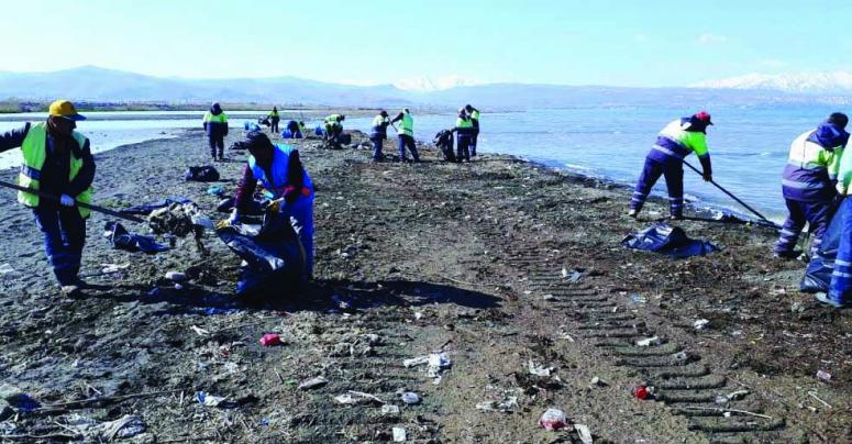 Sahilde yaklaşık 10 ton çöp toplandı