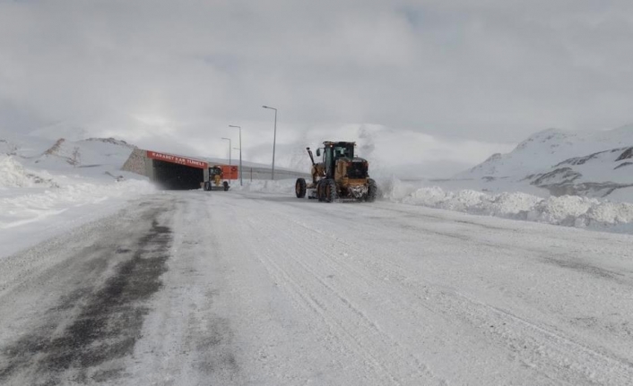 Van-Bahçesaray yolu ulaşıma açıldı