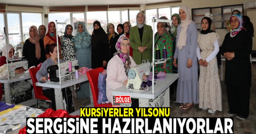 Kursiyerler yılsonu sergisine hazırlanıyorlar