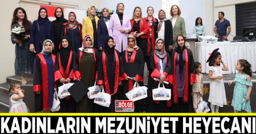 Okuma yazma öğrenen kadınların mezuniyet heyecanı