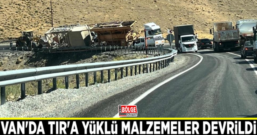 Van'da TIR'a yüklü malzemeler devrildi