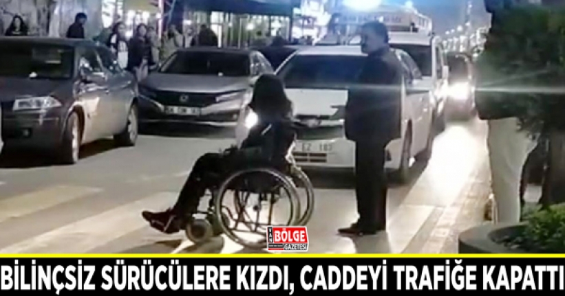 Bilinçsiz sürücülere kızdı, caddeyi trafiğe kapattı