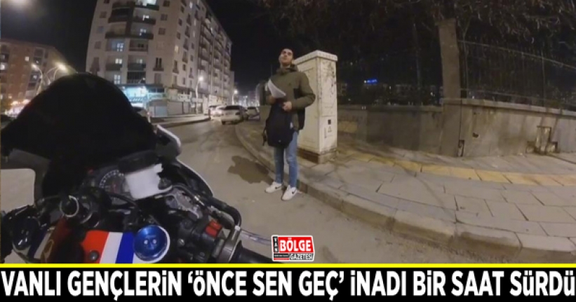 Vanlı gençlerin ‘önce sen geç’ inadı bir saat sürdü