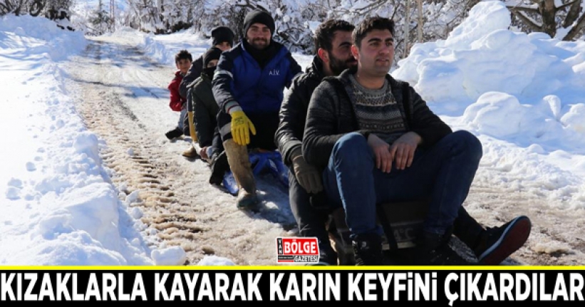 Kızaklarla kayarak karın keyfini çıkardılar