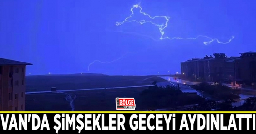 Van'da şimşekler geceyi aydınlattı