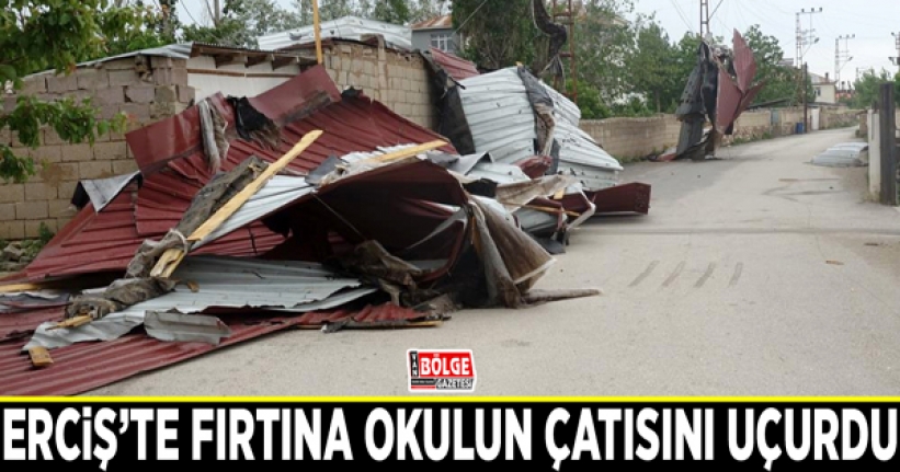Erciş’te fırtına okulun çatısını uçurdu