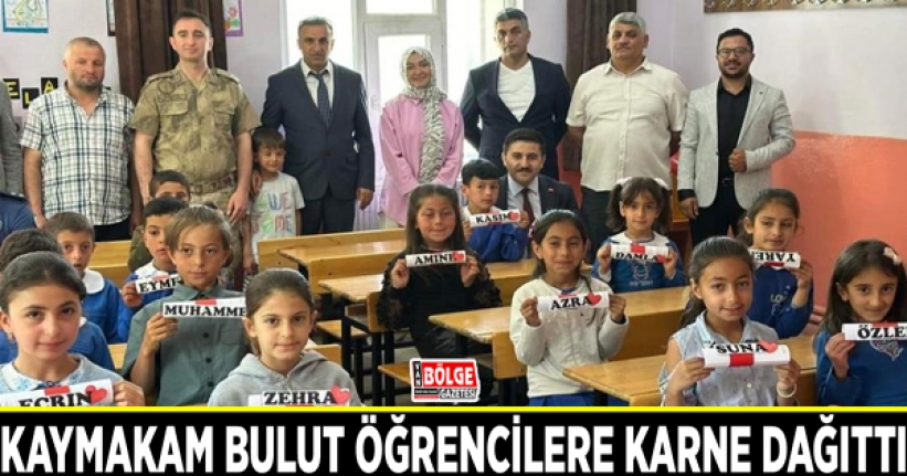 Kaymakam Bulut öğrencilere karne dağıttı