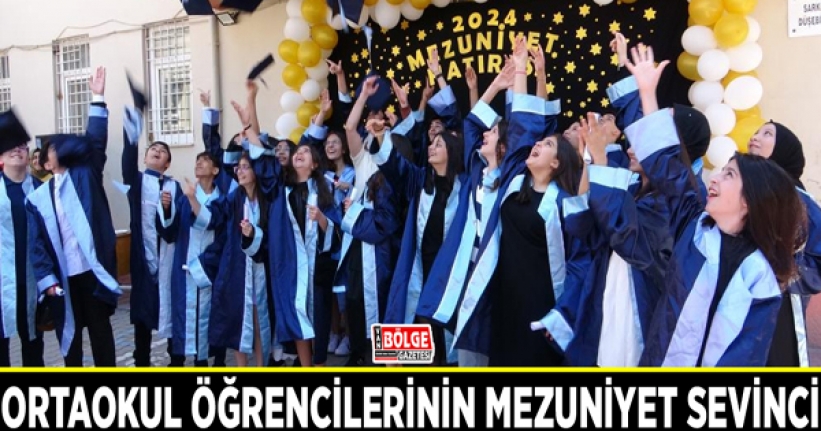 Ortaokul öğrencilerinin mezuniyet sevinci