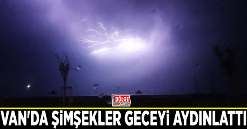 Van'da şimşekler geceyi aydınlattı