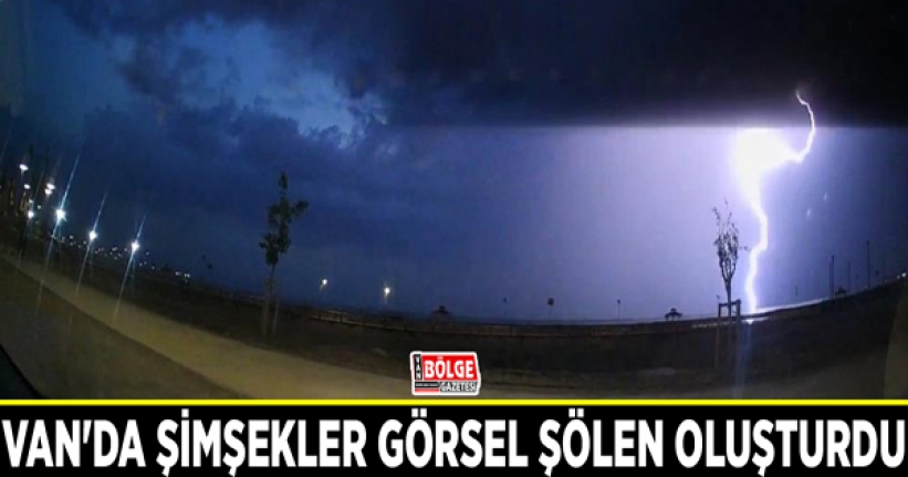 Van'da şimşekler görsel şölen oluşturdu