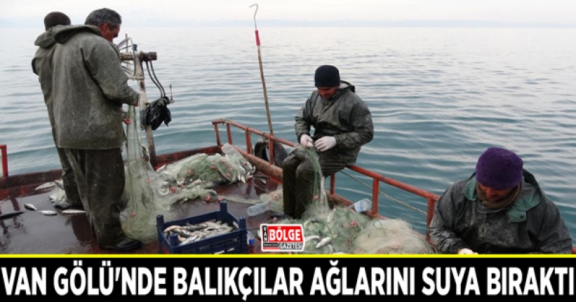 Van Gölü'nde balıkçılar ağlarını suya bıraktı