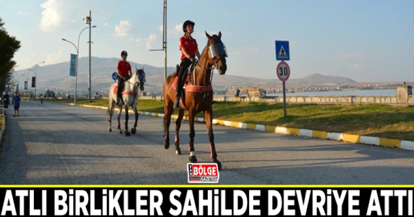 Atlı birlikler sahilde devriye attı