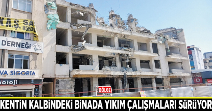 Kentin kalbindeki binada yıkım çalışmaları sürüyor