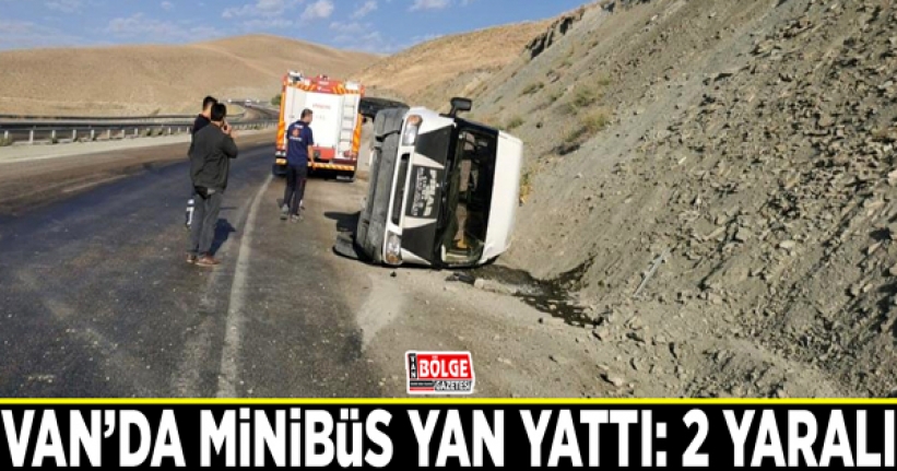 Minibüs yan yattı: 2 yaralı