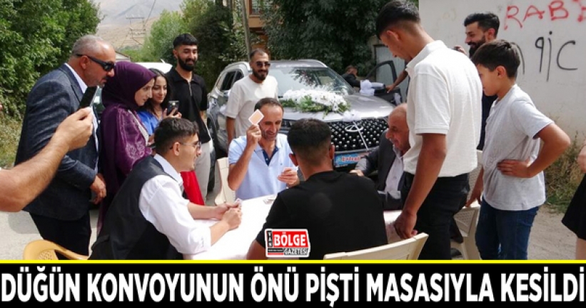 Düğün konvoyunun önü pişti masasıyla kesildi