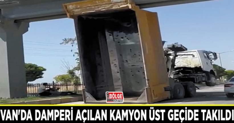 Van'da damperi açılan kamyon üst geçide takıldı