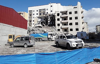 Van'da hasarlı binaların yıkımı sürüyor