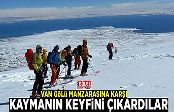 Van Gölü manzarasına karşı kaymanın keyfini çıkardılar