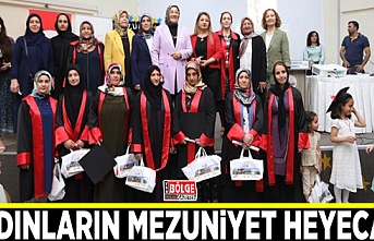 Okuma yazma öğrenen kadınların mezuniyet heyecanı