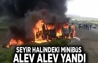 Seyir halindeki minibüs alev alev yandı