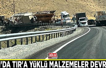 Van'da TIR'a yüklü malzemeler devrildi