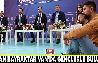 Bakan Bayraktar Van'da gençlerle buluştu