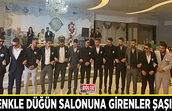 Çelenkle düğün salonuna girenler şaşırttı