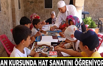 Kur'an kursunda hat sanatını öğreniyorlar