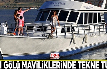 Van Gölü maviliklerinde tekne turu