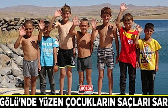 Van Gölü'nde yüzen çocukların saçları sarardı