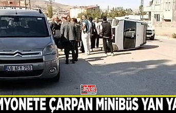 Kamyonete çarpan minibüs yan yattı