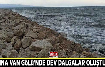 Fırtına Van Gölü'nde dev dalgalar oluşturdu