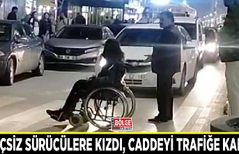 Bilinçsiz sürücülere kızdı, caddeyi trafiğe kapattı