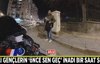 Vanlı gençlerin ‘önce sen geç’ inadı bir saat sürdü