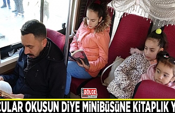 Yolcular okusun diye minibüsüne kitaplık yaptı