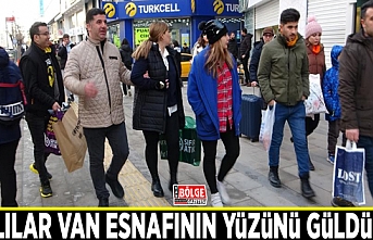 İralılar Van esnafının yüzünü güldürdü