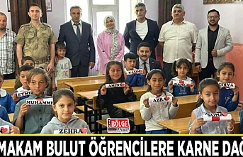 Kaymakam Bulut öğrencilere karne dağıttı