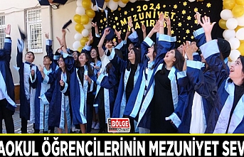 Ortaokul öğrencilerinin mezuniyet sevinci