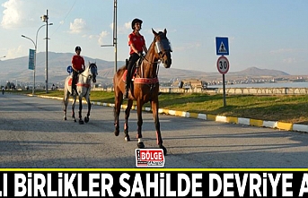 Atlı birlikler sahilde devriye attı