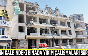 Kentin kalbindeki binada yıkım çalışmaları sürüyor