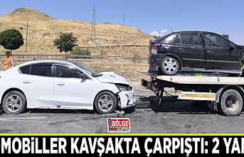 Otomobiller kavşakta çarpıştı: 2 yaralı