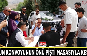 Düğün konvoyunun önü pişti masasıyla kesildi