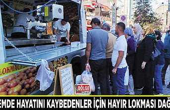 Depremde hayatını kaybedenler için hayır lokması dağıtıldı