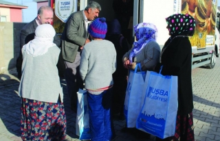 Tuşba Belediyesi'nden bez torba dağıtımı 