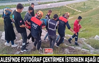 Van Kalesi'nde fotoğraf çektirmek isterken aşağı...