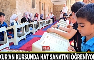 Yaz Kur’an kursunda hat sanatını öğreniyorlar