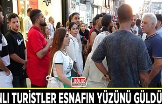 İranlı turistler Van esnafının yüzünü güldürdü